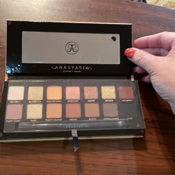 Anastasia Beverly Hills Other - Anastasia Soft Glam Eye Shadow Pallette